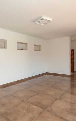 Casa à venda com 420m², 4 quartos e 6 vagasSala