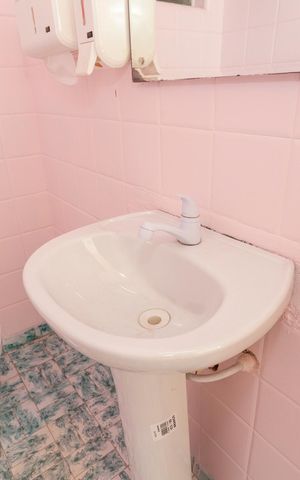 Casa à venda com 420m², 4 quartos e 6 vagasBanheiro da Piscina