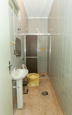 Casa à venda com 420m², 4 quartos e 6 vagasBanheiro de serviço