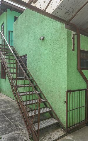 Casa à venda com 220m², 5 quartos e 5 vagasFundos