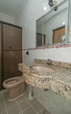 Casa à venda com 220m², 5 quartos e 5 vagasBanheiro 2 Social