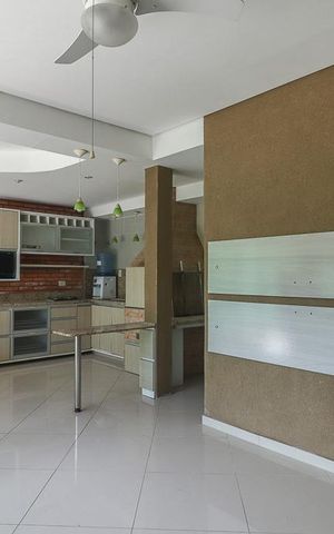 Casa à venda com 220m², 5 quartos e 5 vagasSala / Cozinha Casa Fundos