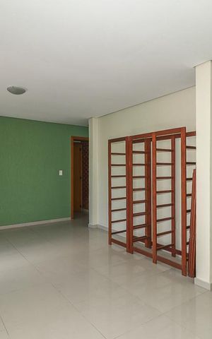 Casa à venda com 220m², 5 quartos e 5 vagasQuarto 4 / Casa Fundos