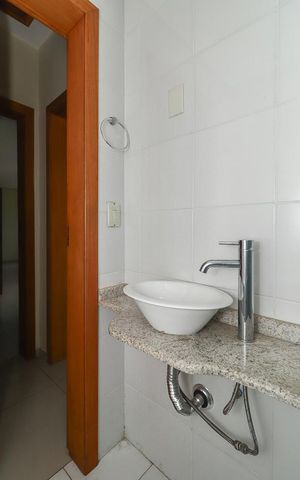 Casa à venda com 220m², 5 quartos e 5 vagasBanheiro 4 / Casa Fundos