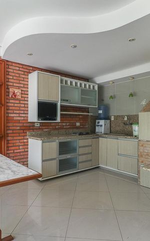 Casa à venda com 220m², 5 quartos e 5 vagasSala / Cozinha Casa Fundos
