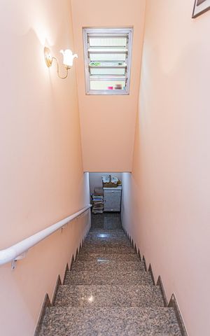 Casa à venda com 330m², 5 quartos e 2 vagas Casa à venda com 330m², 5 quartos e 2 vagasEscada