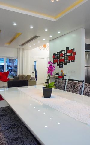 Casa de condomínio à venda com 241m², 3 quartos e 3 vagasSala