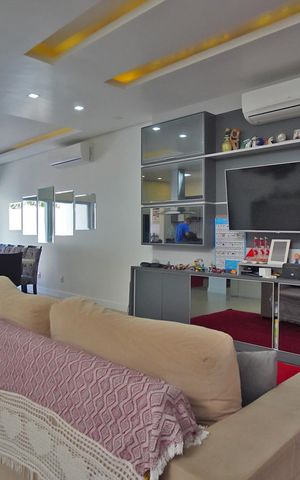 Casa de condomínio à venda com 241m², 3 quartos e 3 vagasSala
