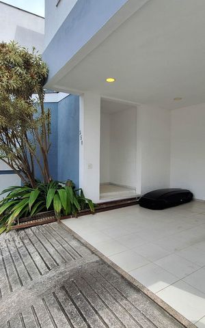 Casa de condomínio à venda com 360m², 3 quartos e 2 vagas Casa de condomínio à venda com 360m², 3 quartos e 2 vagasGaragem