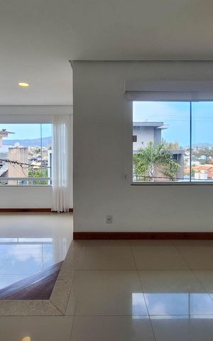 Casa de condomínio à venda com 360m², 3 quartos e 2 vagas Casa de condomínio à venda com 360m², 3 quartos e 2 vagasSala