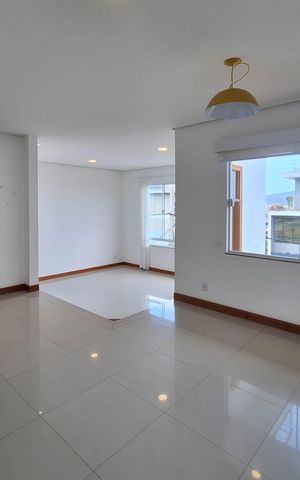 Casa de condomínio à venda com 360m², 3 quartos e 2 vagas Casa de condomínio à venda com 360m², 3 quartos e 2 vagasSala