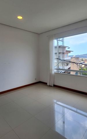 Casa de condomínio à venda com 360m², 3 quartos e 2 vagas Casa de condomínio à venda com 360m², 3 quartos e 2 vagasSala