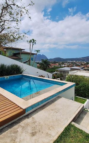 Casa de condomínio à venda com 360m², 3 quartos e 2 vagas Casa de condomínio à venda com 360m², 3 quartos e 2 vagasÁrea Externa