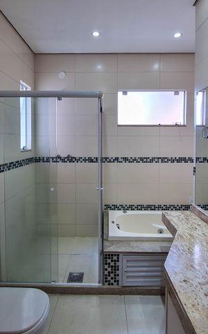 Casa de condomínio à venda com 360m², 3 quartos e 2 vagas Casa de condomínio à venda com 360m², 3 quartos e 2 vagasBanheiro da Suíte