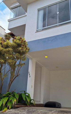 Casa de condomínio à venda com 360m², 3 quartos e 2 vagas Casa de condomínio à venda com 360m², 3 quartos e 2 vagasFachada