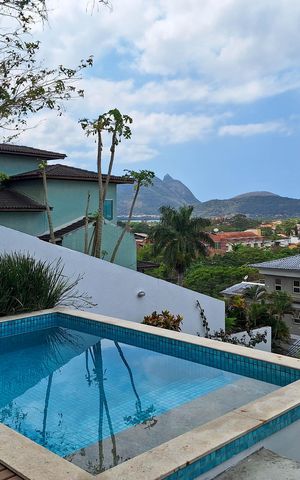 Casa de condomínio à venda com 360m², 3 quartos e 2 vagas Casa de condomínio à venda com 360m², 3 quartos e 2 vagasÁrea Externa
