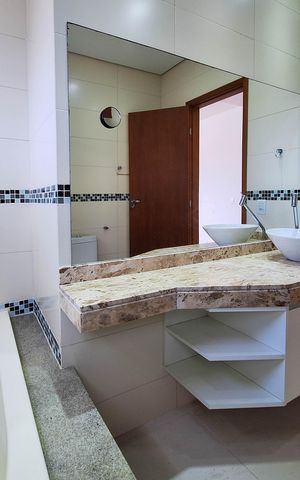 Casa de condomínio à venda com 360m², 3 quartos e 2 vagas Casa de condomínio à venda com 360m², 3 quartos e 2 vagasBanheiro da Suíte