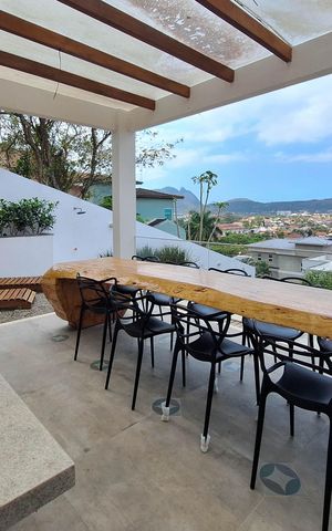 Casa de condomínio à venda com 360m², 3 quartos e 2 vagas Casa de condomínio à venda com 360m², 3 quartos e 2 vagasÁrea Externa
