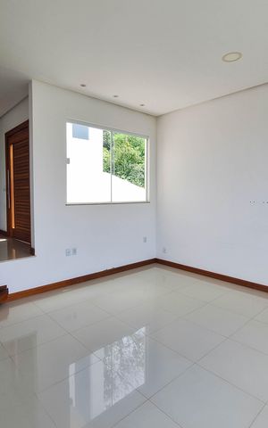 Casa de condomínio à venda com 360m², 3 quartos e 2 vagas Casa de condomínio à venda com 360m², 3 quartos e 2 vagasSala
