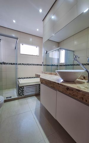Casa de condomínio à venda com 360m², 3 quartos e 2 vagas Casa de condomínio à venda com 360m², 3 quartos e 2 vagasBanheiro da Suíte