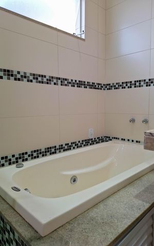 Casa de condomínio à venda com 360m², 3 quartos e 2 vagas Casa de condomínio à venda com 360m², 3 quartos e 2 vagasBanheiro da Suíte