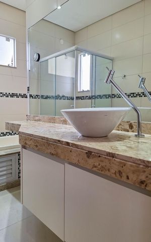 Casa de condomínio à venda com 360m², 3 quartos e 2 vagas Casa de condomínio à venda com 360m², 3 quartos e 2 vagasBanheiro da Suíte