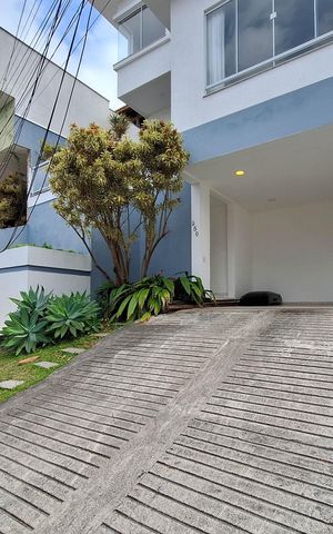 Casa de condomínio à venda com 360m², 3 quartos e 2 vagas Casa de condomínio à venda com 360m², 3 quartos e 2 vagasGaragem