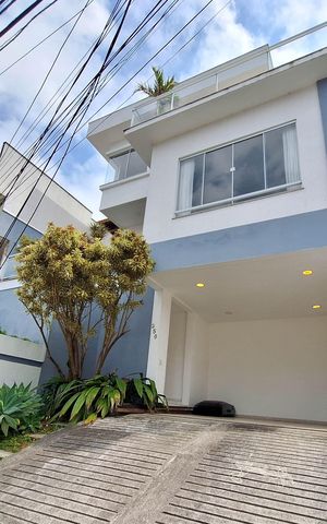 Casa de condomínio à venda com 360m², 3 quartos e 2 vagas Casa de condomínio à venda com 360m², 3 quartos e 2 vagasFachada