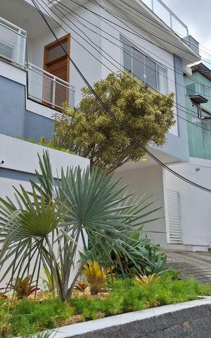 Casa de condomínio à venda com 360m², 3 quartos e 2 vagas Casa de condomínio à venda com 360m², 3 quartos e 2 vagasFachada