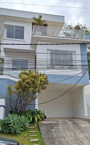 Casa de condomínio à venda com 360m², 3 quartos e 2 vagas Casa de condomínio à venda com 360m², 3 quartos e 2 vagasFachada