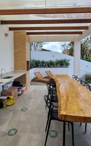 Casa de condomínio à venda com 360m², 3 quartos e 2 vagas Casa de condomínio à venda com 360m², 3 quartos e 2 vagasÁrea Externa