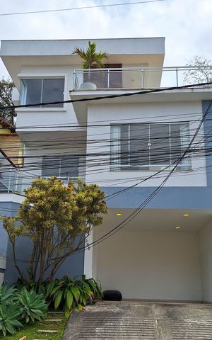 Casa de condomínio à venda com 360m², 3 quartos e 2 vagas Casa de condomínio à venda com 360m², 3 quartos e 2 vagasFachada