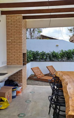 Casa de condomínio à venda com 360m², 3 quartos e 2 vagas Casa de condomínio à venda com 360m², 3 quartos e 2 vagasÁrea Externa