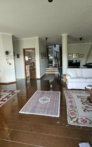 Casa à venda com 300m², 3 quartos e 1 vaga Casa à venda com 300m², 3 quartos e 1 vagaSala
