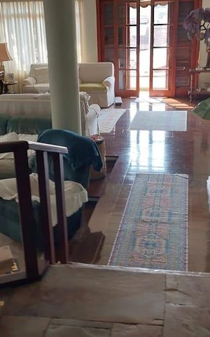 Casa à venda com 300m², 3 quartos e 1 vaga Casa à venda com 300m², 3 quartos e 1 vagaSala