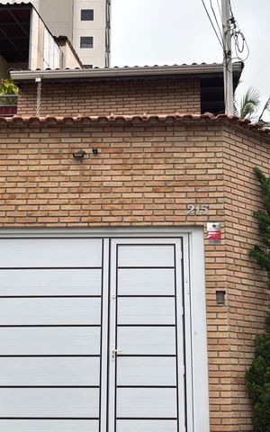 Casa à venda com 132m², 3 quartos e 2 vagas Casa à venda com 132m², 3 quartos e 2 vagasFachada