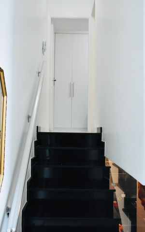 Casa à venda com 132m², 3 quartos e 2 vagas Casa à venda com 132m², 3 quartos e 2 vagasEscada