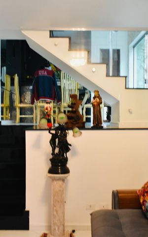 Casa à venda com 132m², 3 quartos e 2 vagas Casa à venda com 132m², 3 quartos e 2 vagasSala