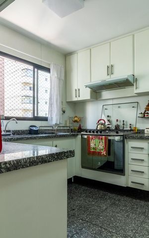 Apartamento à venda com 229m², 4 quartos e 3 vagas Apartamento à venda com 229m², 4 quartos e 3 vagasCozinha