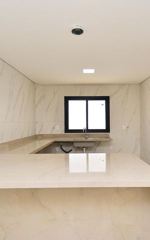 Casa de condomínio à venda com 359m², 4 quartos e 4 vagas Casa de condomínio à venda com 359m², 4 quartos e 4 vagasCozinha