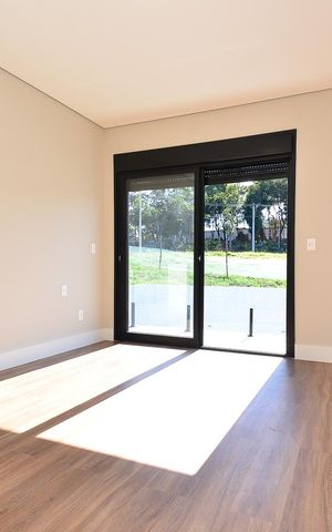 Casa de condomínio à venda com 359m², 4 quartos e 4 vagas Casa de condomínio à venda com 359m², 4 quartos e 4 vagasSuíte Master