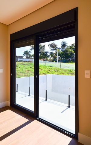 Casa de condomínio à venda com 359m², 4 quartos e 4 vagas Casa de condomínio à venda com 359m², 4 quartos e 4 vagasSuíte Master Varanda