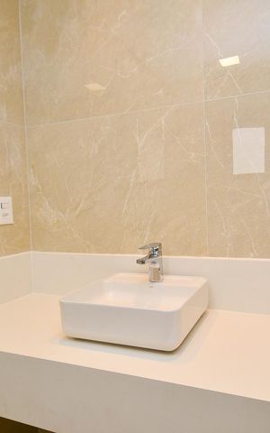 Casa de condomínio à venda com 359m², 4 quartos e 4 vagas Casa de condomínio à venda com 359m², 4 quartos e 4 vagasBanheiro Suíte 3