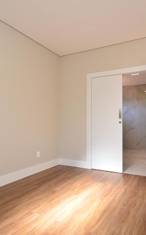 Casa de condomínio à venda com 359m², 4 quartos e 4 vagas Casa de condomínio à venda com 359m², 4 quartos e 4 vagasCloset Suíte Master