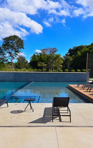Casa de condomínio à venda com 359m², 4 quartos e 4 vagas Casa de condomínio à venda com 359m², 4 quartos e 4 vagasÁrea comum - Piscina
