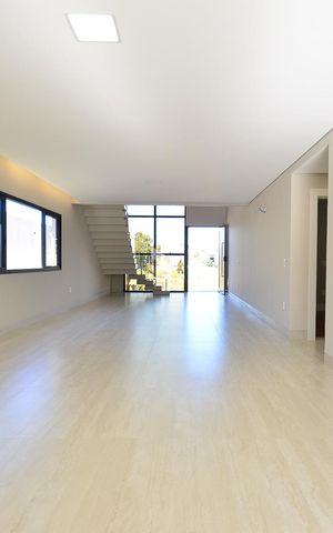 Casa de condomínio à venda com 359m², 4 quartos e 4 vagas Casa de condomínio à venda com 359m², 4 quartos e 4 vagasSala de Estar