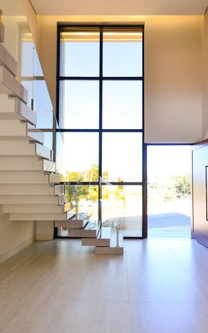 Casa de condomínio à venda com 359m², 4 quartos e 4 vagas Casa de condomínio à venda com 359m², 4 quartos e 4 vagasSala de Estar