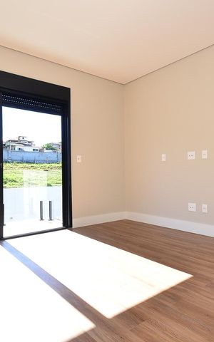 Casa de condomínio à venda com 359m², 4 quartos e 4 vagas Casa de condomínio à venda com 359m², 4 quartos e 4 vagasSuíte Master