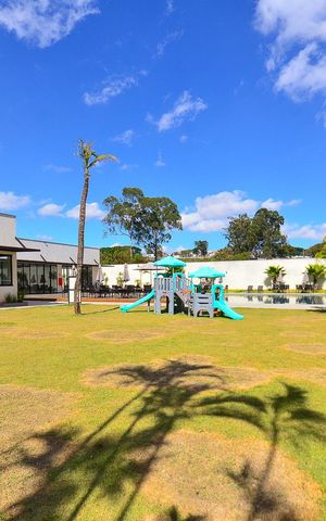Casa de condomínio à venda com 359m², 4 quartos e 4 vagas Casa de condomínio à venda com 359m², 4 quartos e 4 vagasÁrea comum - Playground