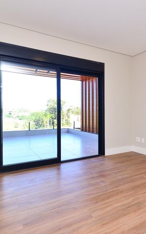 Casa de condomínio à venda com 359m², 4 quartos e 4 vagas Casa de condomínio à venda com 359m², 4 quartos e 4 vagasSemi Suíte 2